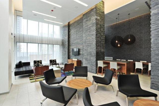 Square One Fully Furnished Suite Mississauga Buitenkant foto