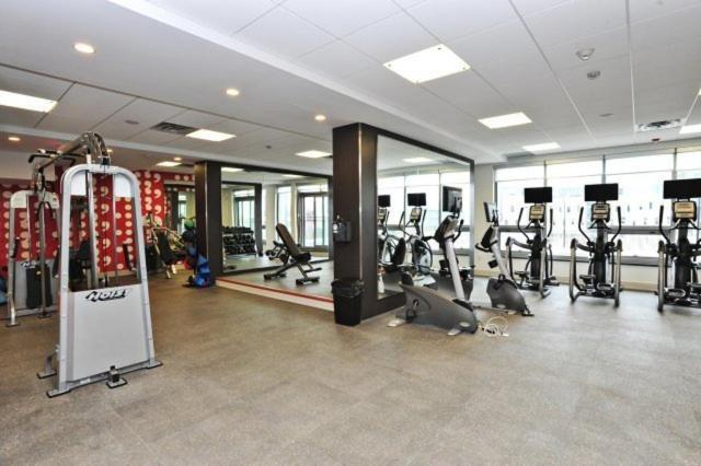 Square One Fully Furnished Suite Mississauga Buitenkant foto