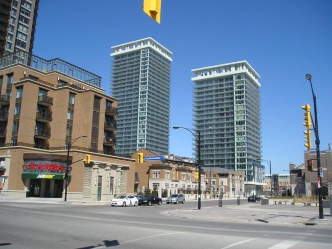 Square One Fully Furnished Suite Mississauga Buitenkant foto